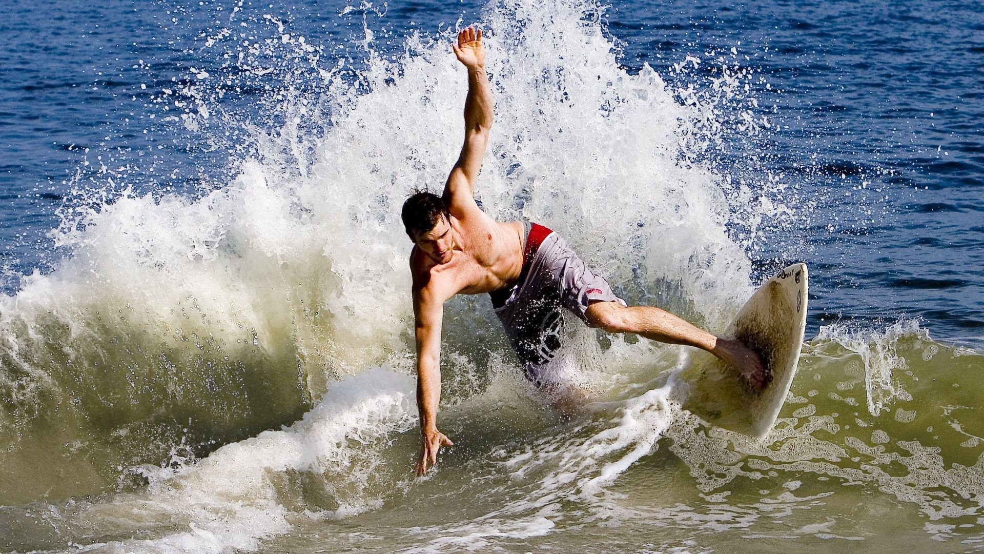 开云下载-逆境成长：车手克服伤病的奋斗史